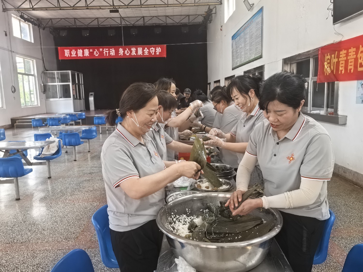 級(jí)索煤礦開展“包粽子·送安康”主題活動(dòng)