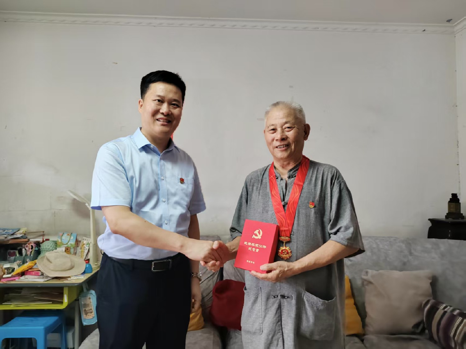 金達(dá)公司黨委為老黨員頒發(fā)“光榮在黨50年”紀(jì)念章