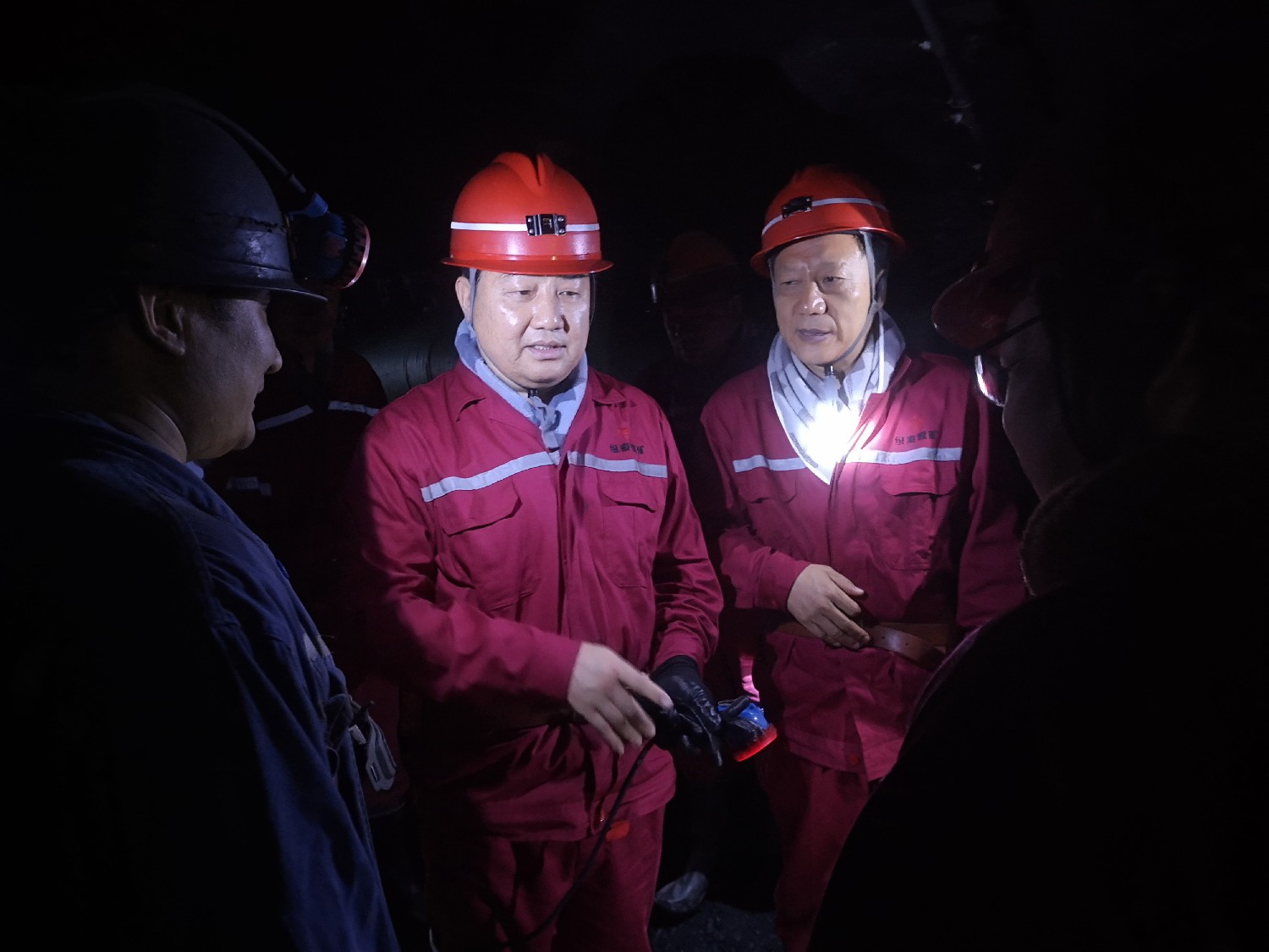 國家礦山安全監(jiān)察局山東局副局長井健督導級索煤礦安全生產(chǎn)工作