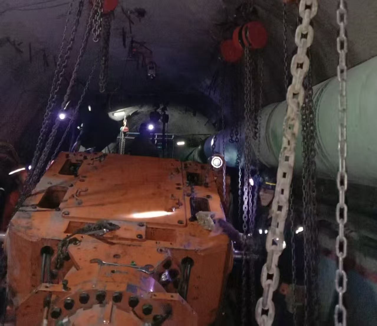 金達(dá)煤礦大型綜掘機(jī)轉(zhuǎn)運(yùn)安裝任務(wù)圓滿完成