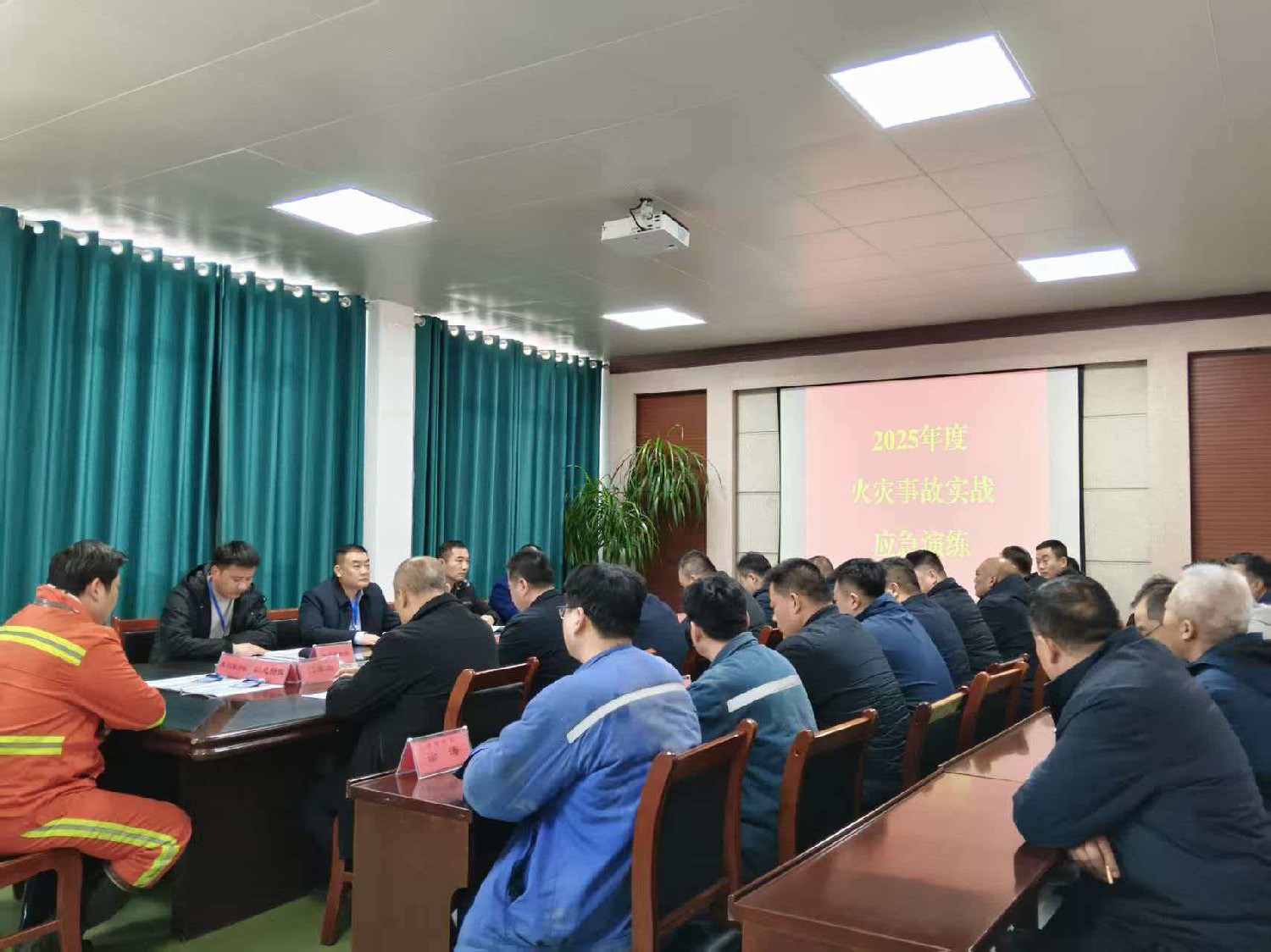 級索煤礦成功開展火災應急演練